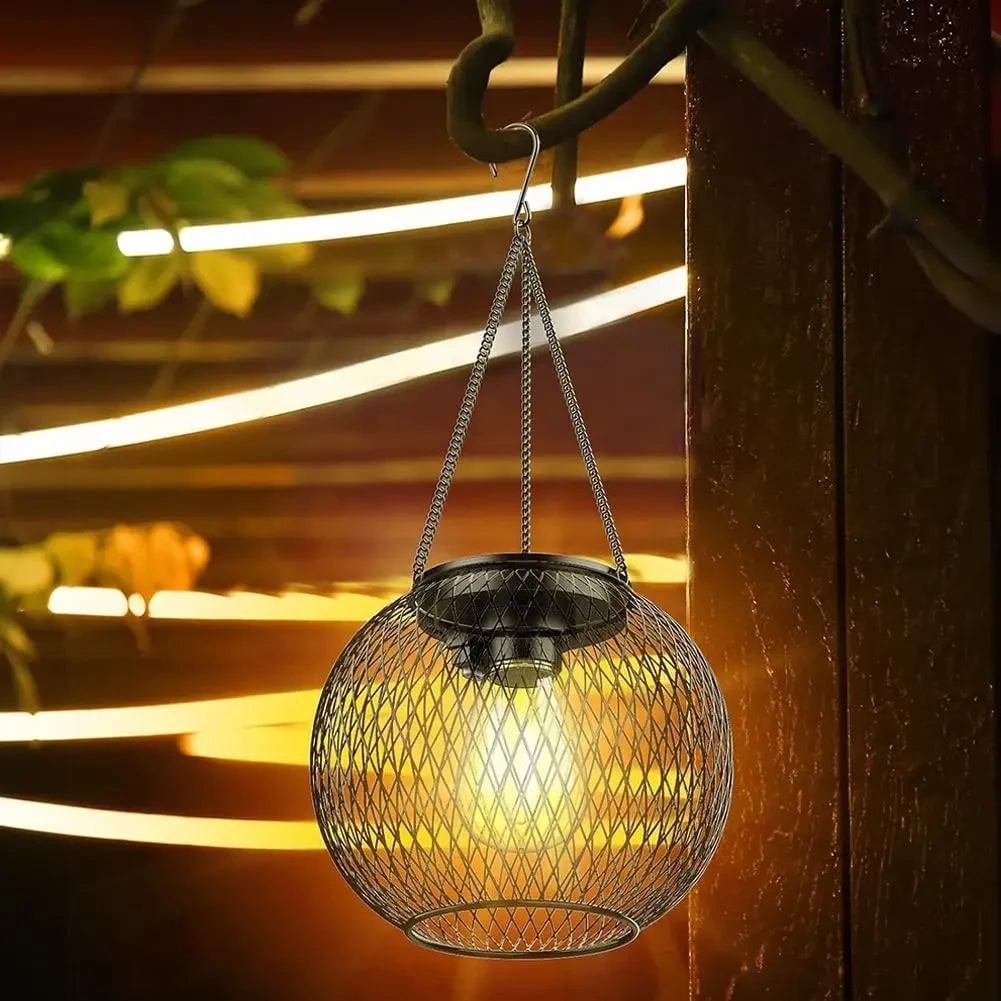 Lanterne solaire suspendue en métal ajouré à LED