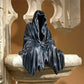 Figurine encapuchonnée en résine à poser sur étagère