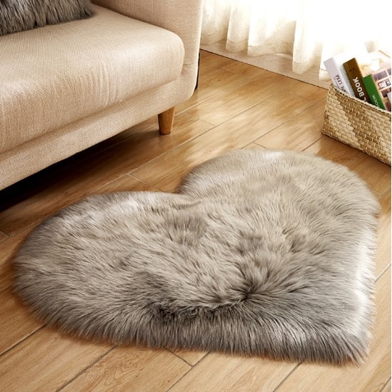 Tapis en forme de cœur en fausse fourrure avec base antidérapante