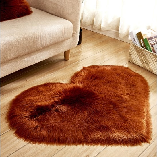 Tapis en forme de cœur en fausse fourrure avec base antidérapante