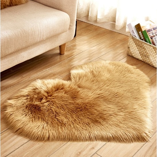 Tapis en forme de cœur en fausse fourrure avec base antidérapante