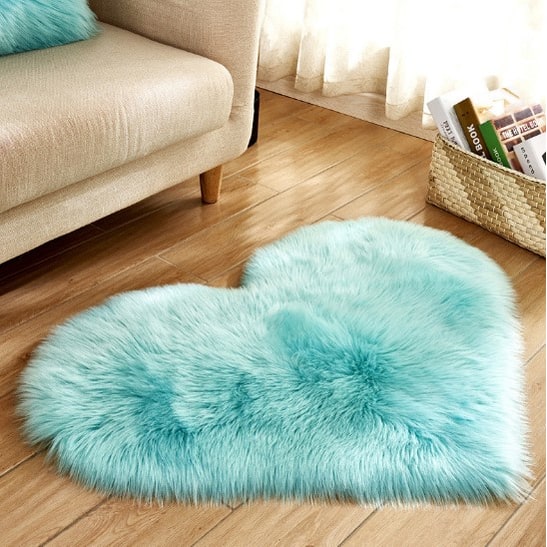 Tapis en forme de cœur en fausse fourrure avec base antidérapante