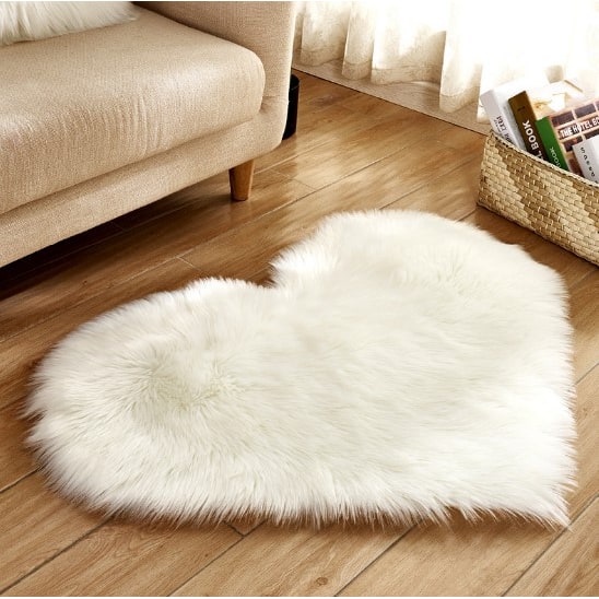 Tapis en forme de cœur en fausse fourrure avec base antidérapante