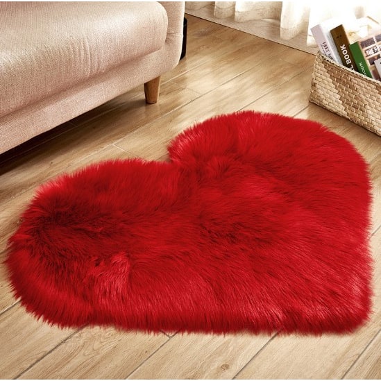 Tapis en forme de cœur en fausse fourrure avec base antidérapante