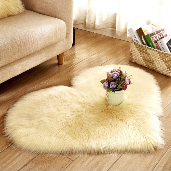 Tapis en forme de cœur en fausse fourrure avec base antidérapante