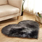 Tapis en forme de cœur en fausse fourrure avec base antidérapante