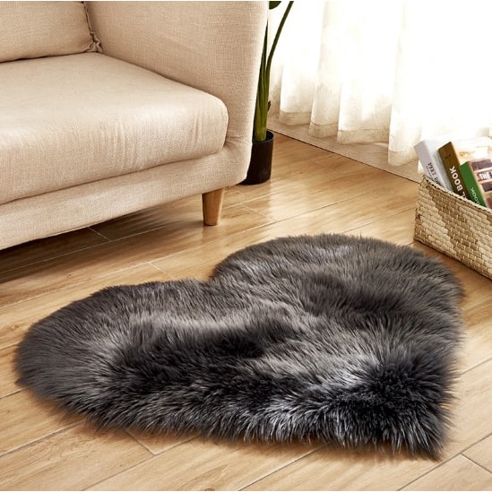 Tapis en forme de cœur en fausse fourrure avec base antidérapante