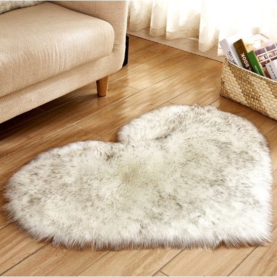 Tapis en forme de cœur en fausse fourrure avec base antidérapante