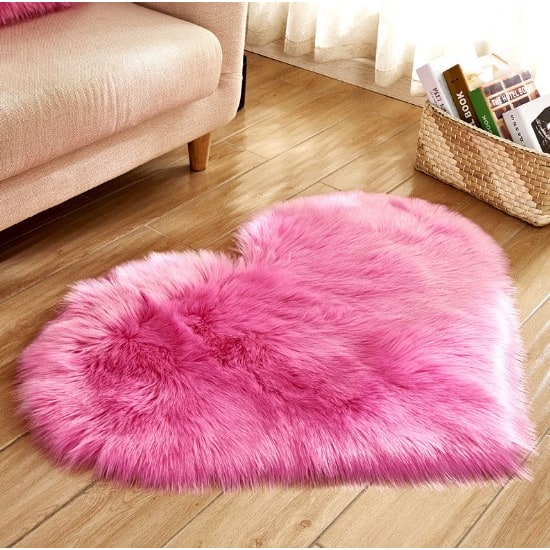 Tapis en forme de cœur en fausse fourrure avec base antidérapante
