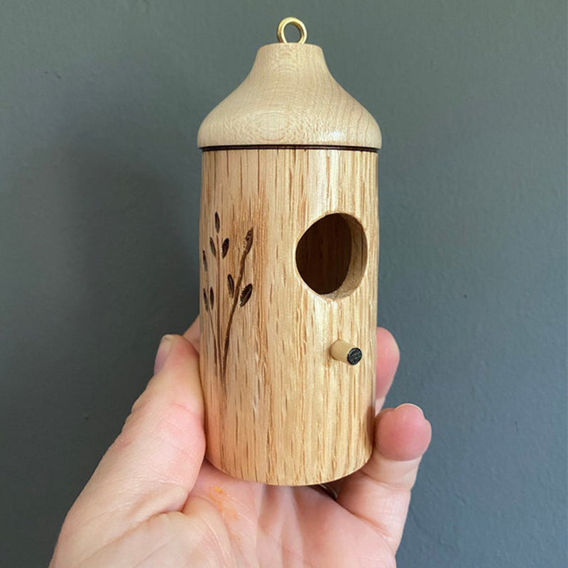 Petite maisonnette suspendue en bois avec perchoir