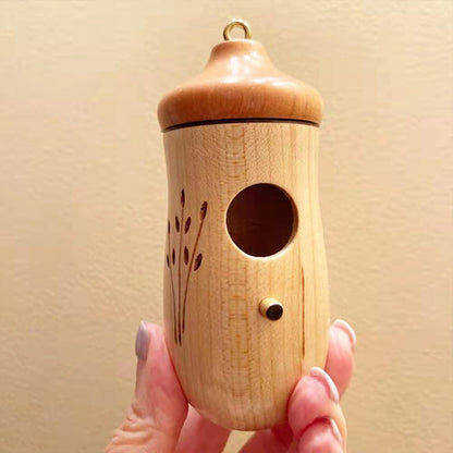 Petite maisonnette suspendue en bois avec perchoir