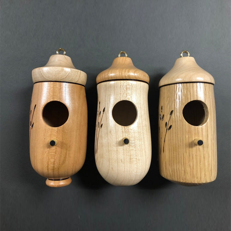 Petite maisonnette suspendue en bois avec perchoir