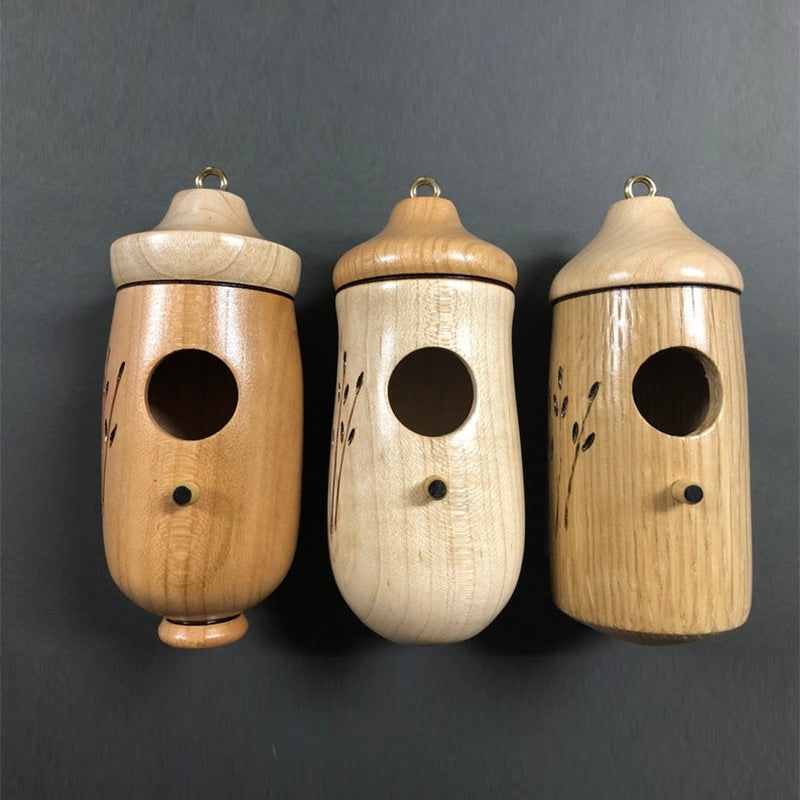Maisonnette décorative suspendue en bois à motif gravé