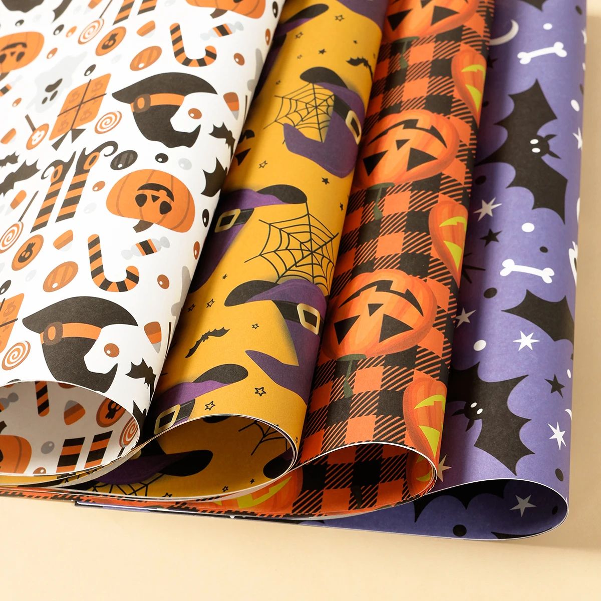 Papier cadeau Halloween à motifs fantômes et citrouilles, 4 feuilles