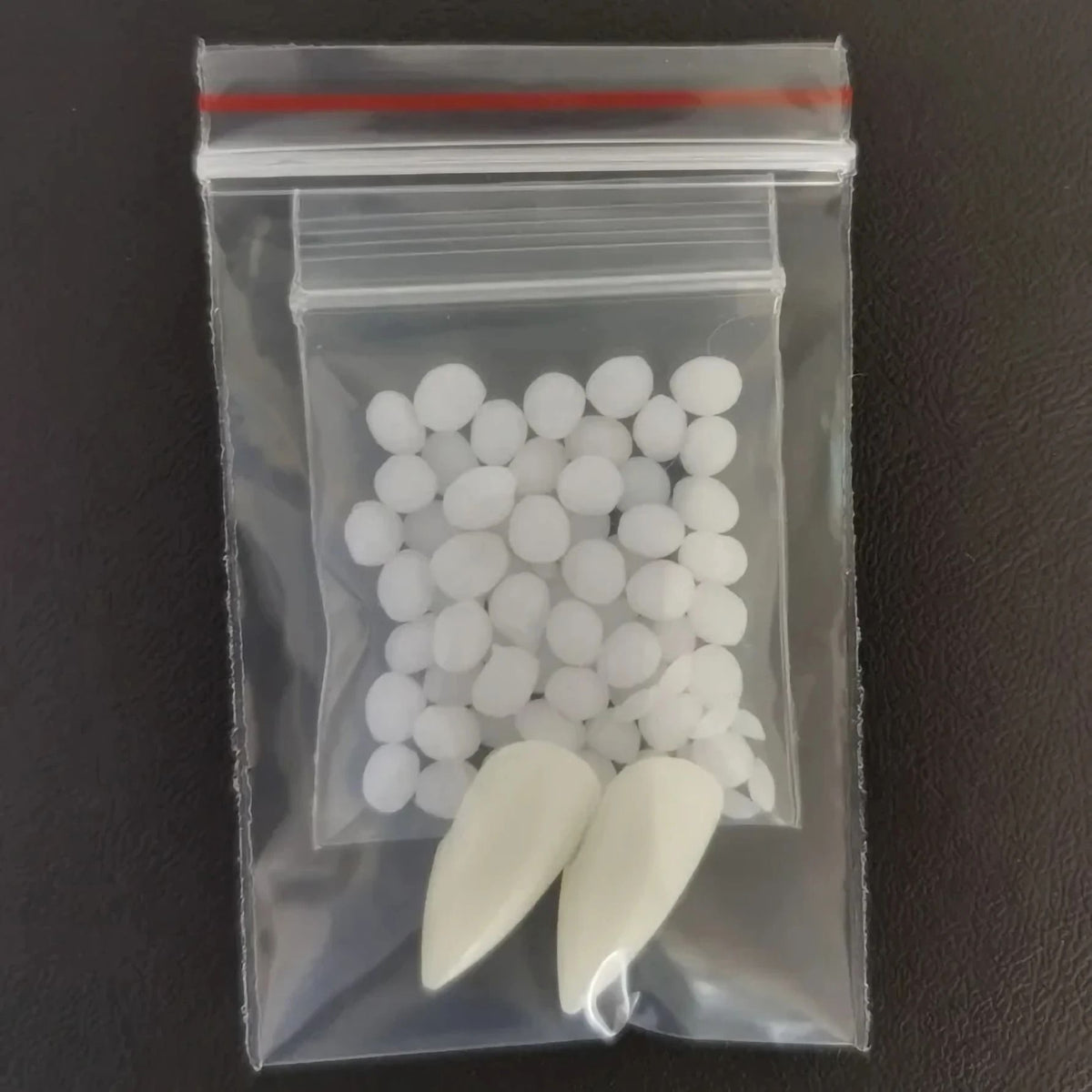 Dents de vampire en résine avec billes de fixation thermoplastiques