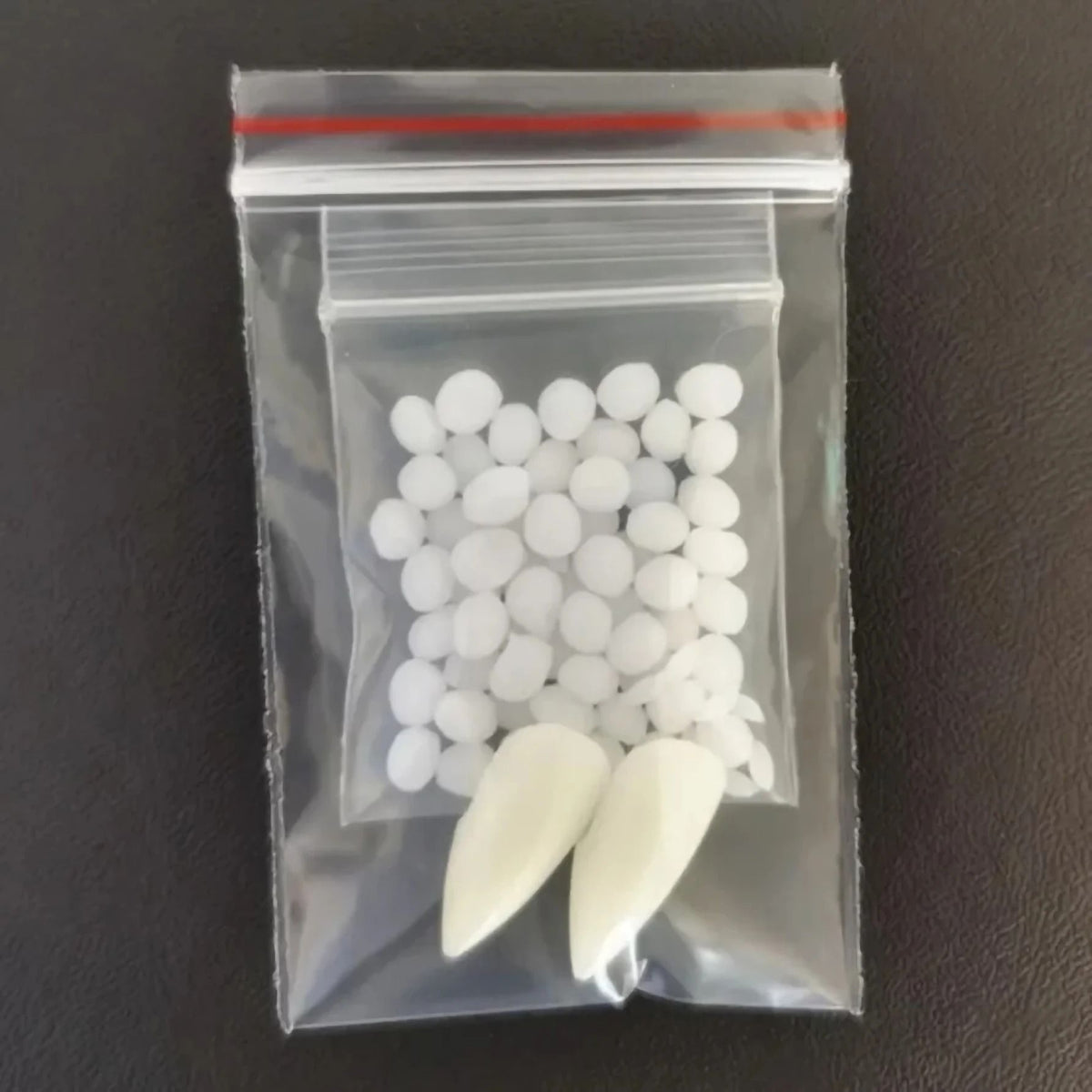 Dents de vampire en résine avec billes de fixation thermoplastiques