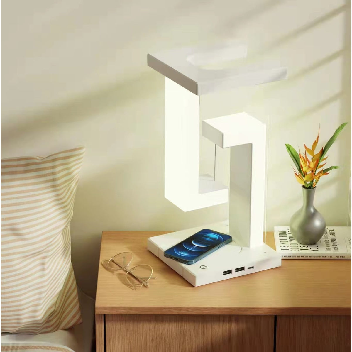 Lampe de table rechargeable à structure suspendue et base de recharge