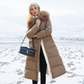 Manteau long matelassé à capuche en fausse fourrure et ceinture