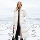 Manteau long matelassé à capuche en fausse fourrure et ceinture