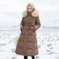 Manteau long matelassé à capuche en fausse fourrure et ceinture
