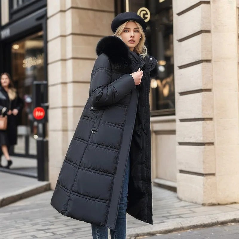 Manteau long matelassé à capuche en fausse fourrure et ceinture