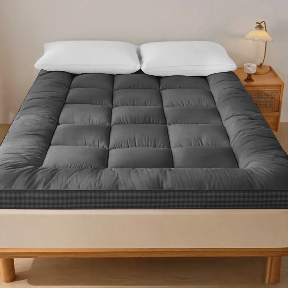 Surmatelas rembourré à matelassage carré et bords épais
