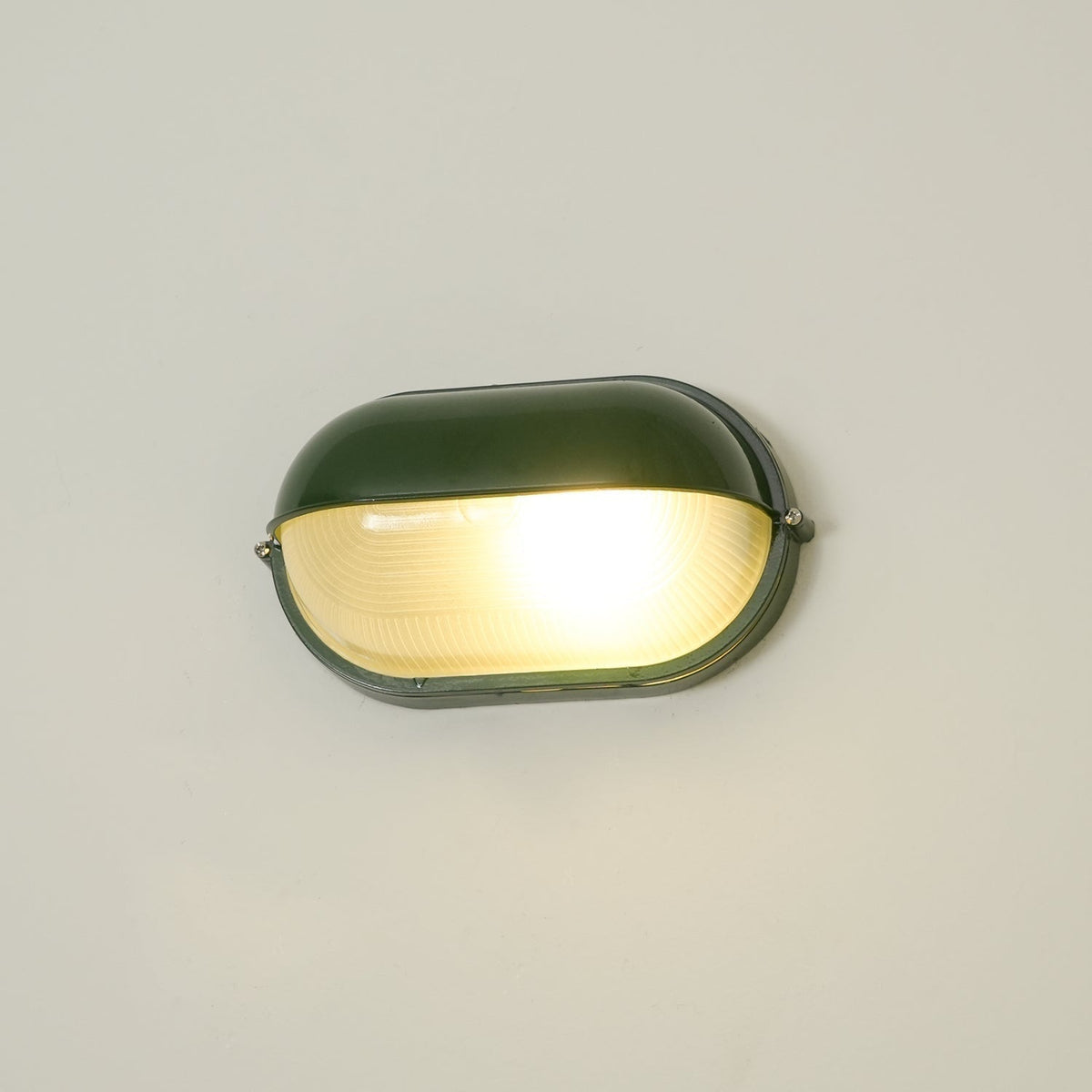 Applique extérieure ovale à diffuseur en verre rainuré