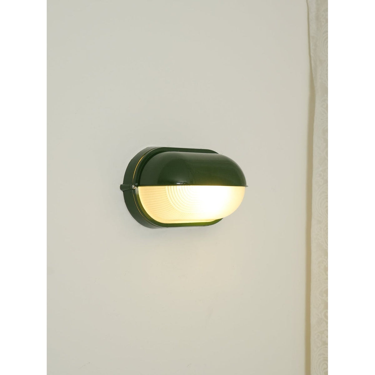 Applique extérieure ovale à diffuseur en verre rainuré