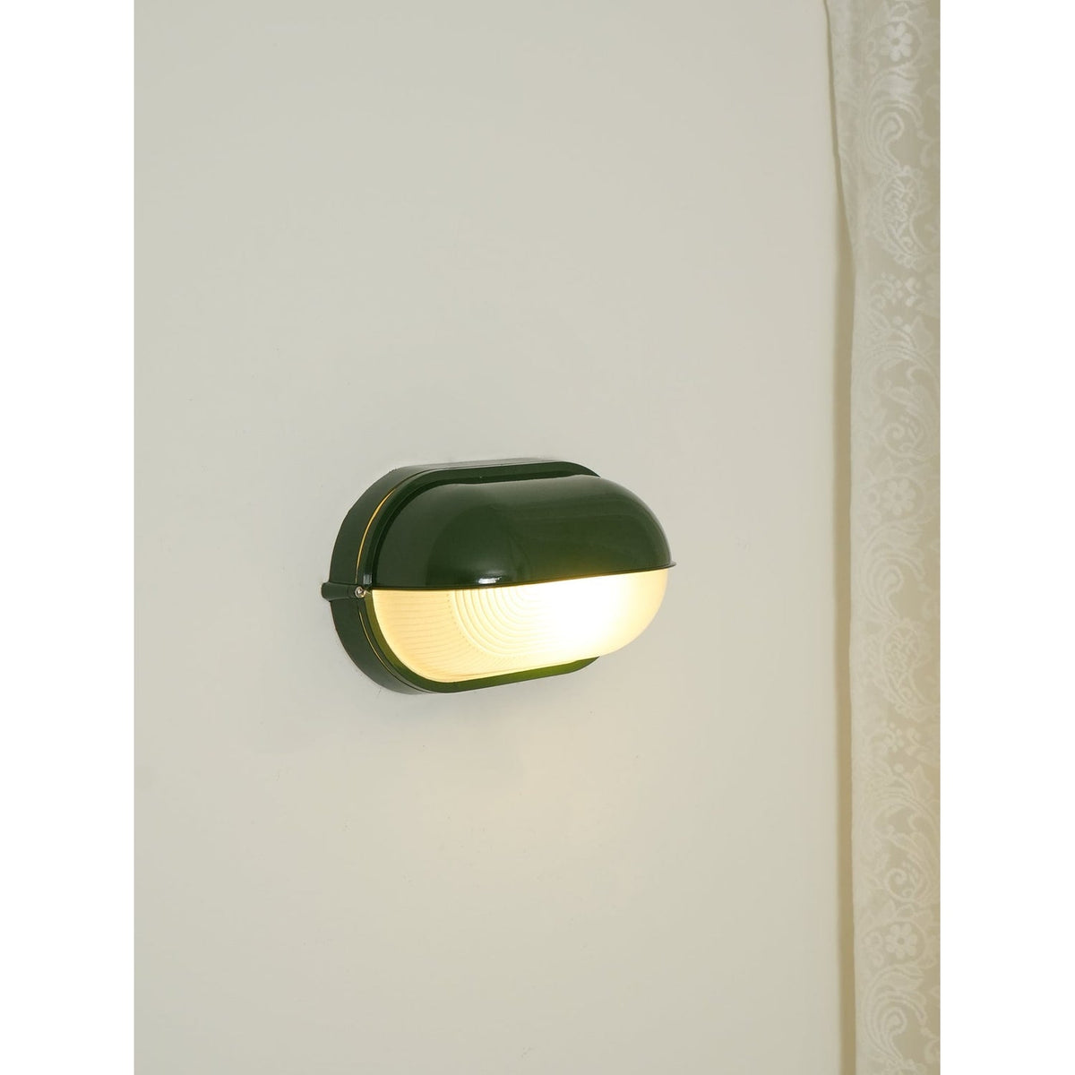 Applique extérieure ovale à diffuseur en verre rainuré
