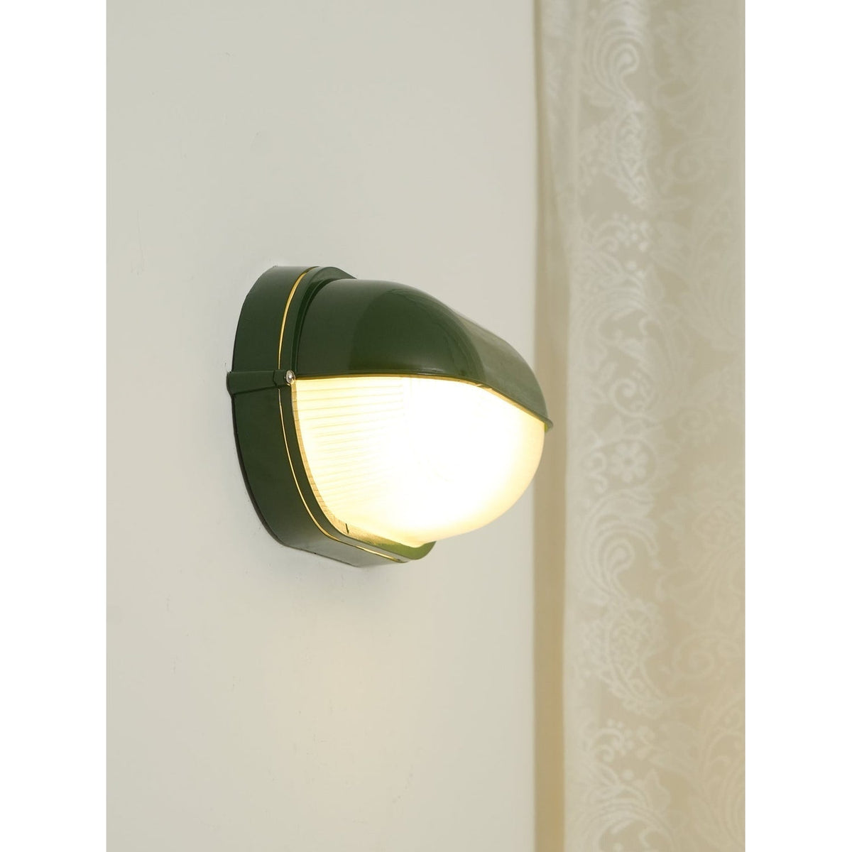 Applique extérieure ovale à diffuseur en verre rainuré