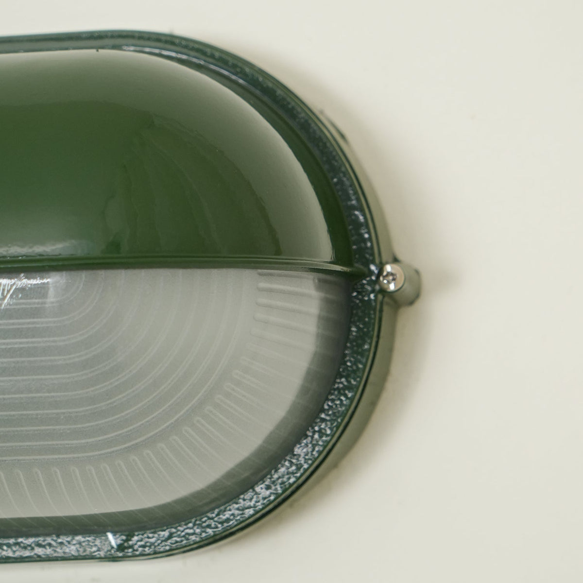 Applique extérieure ovale à diffuseur en verre rainuré