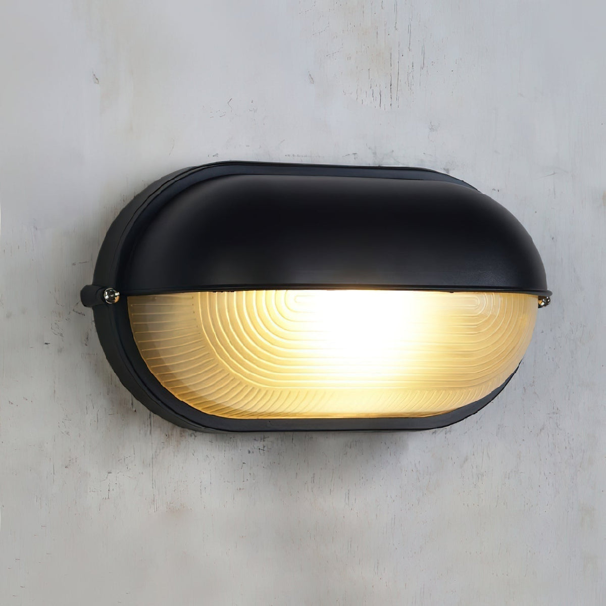 Applique extérieure ovale à diffuseur en verre rainuré