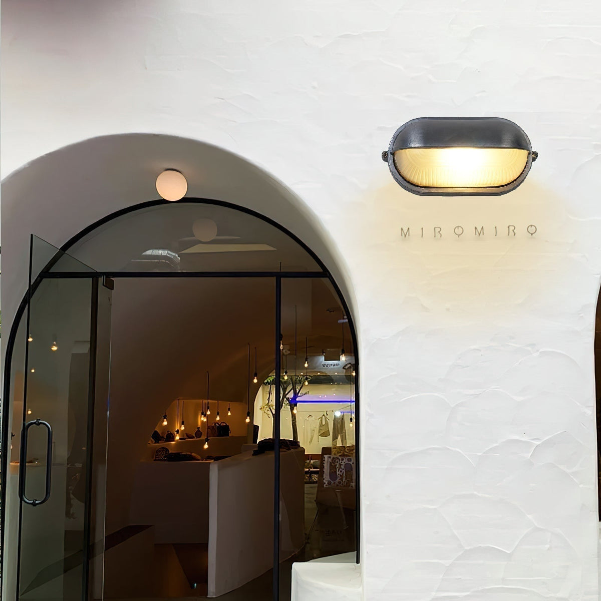 Applique extérieure ovale à diffuseur en verre rainuré