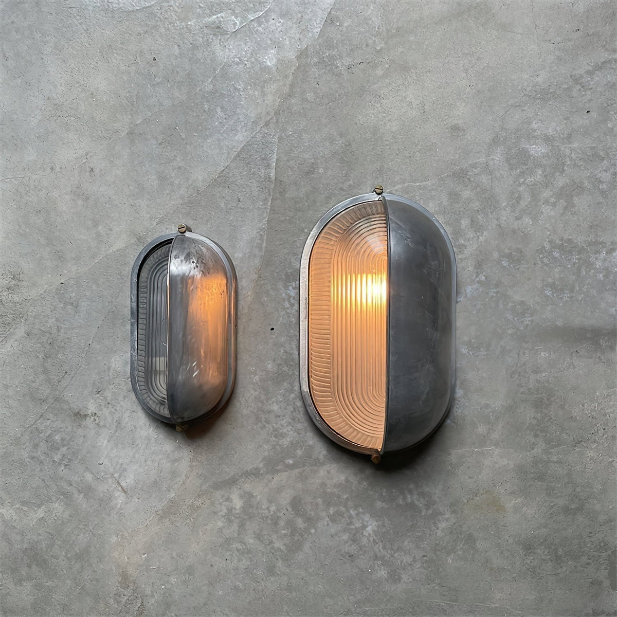 Applique extérieure ovale à diffuseur en verre rainuré