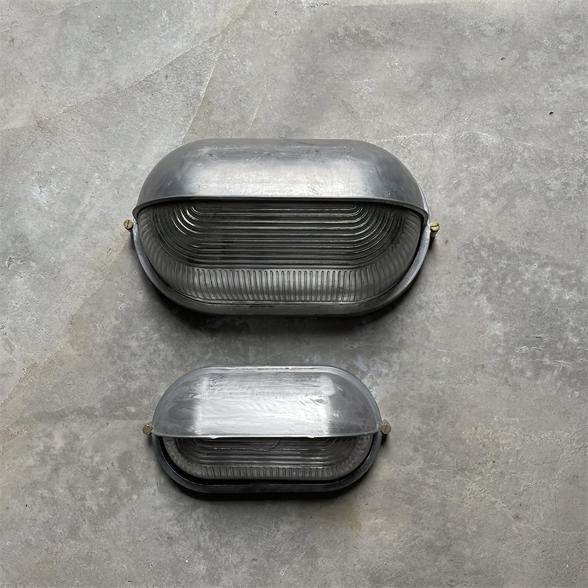 Applique extérieure ovale à diffuseur en verre rainuré