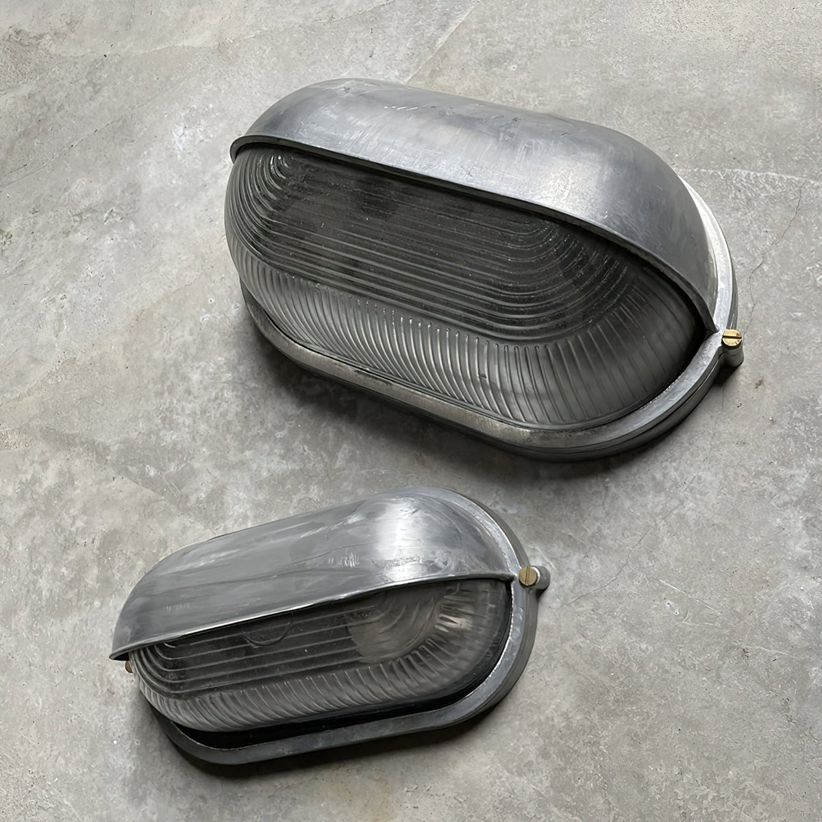 Applique extérieure ovale à diffuseur en verre rainuré