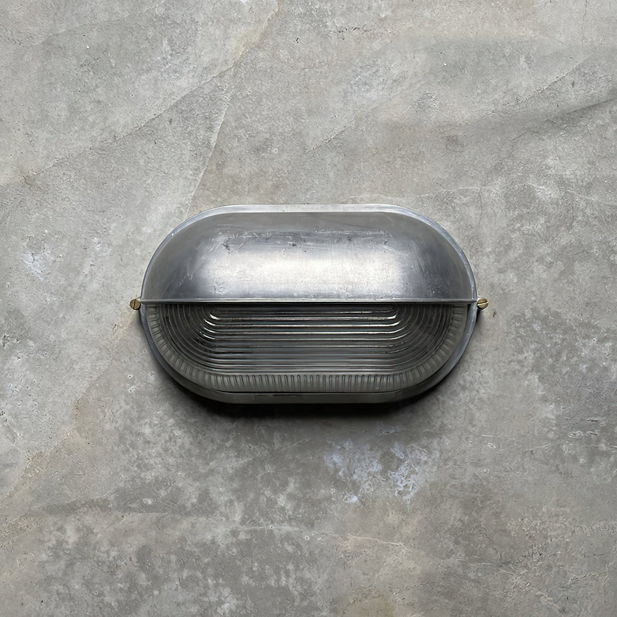 Applique extérieure ovale à diffuseur en verre rainuré
