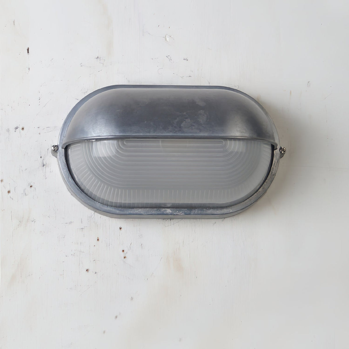 Applique extérieure ovale à diffuseur en verre rainuré