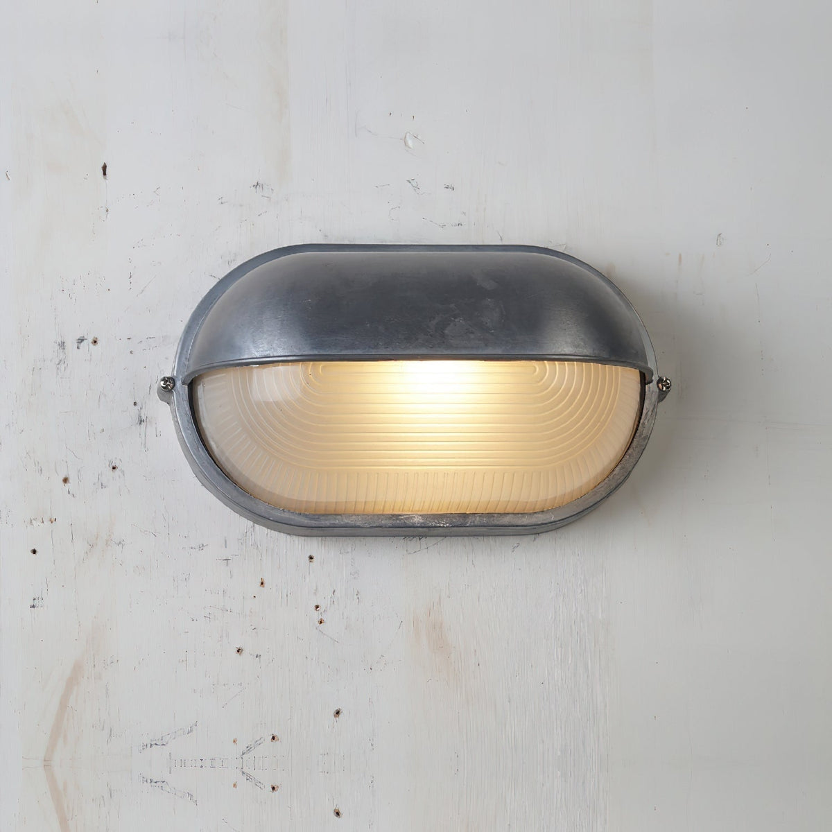 Applique extérieure ovale à diffuseur en verre rainuré
