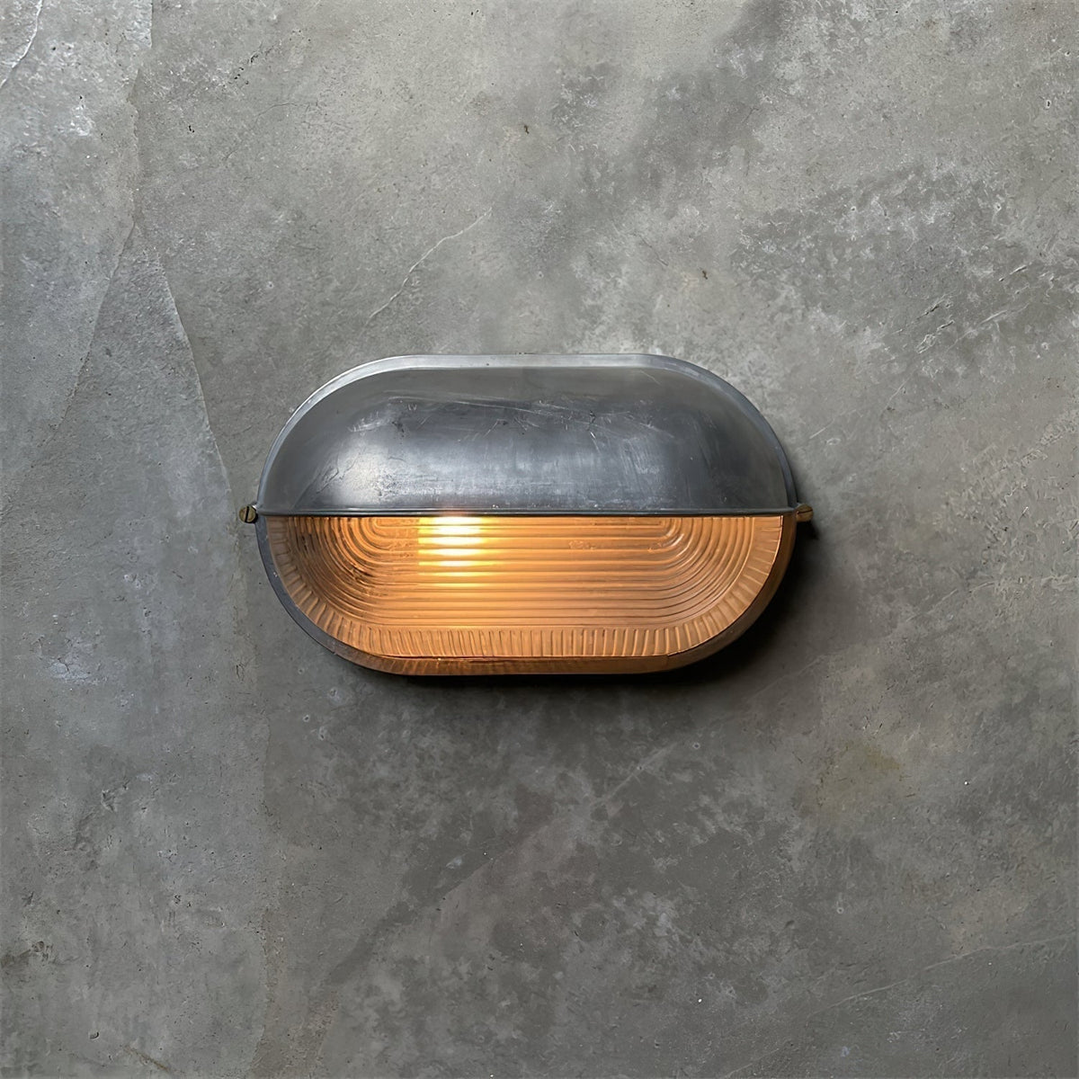 Applique extérieure ovale à diffuseur en verre rainuré