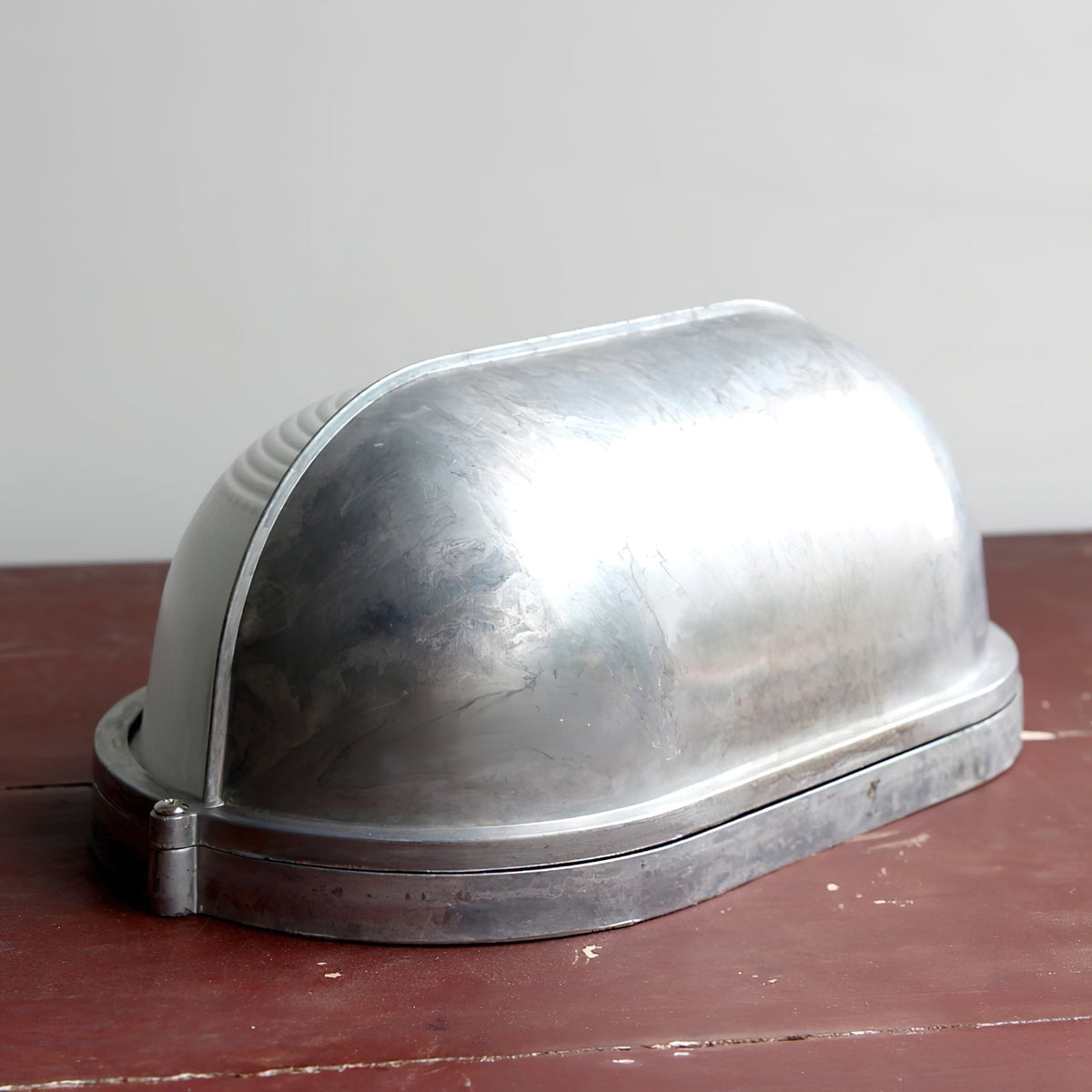 Applique extérieure ovale à diffuseur en verre rainuré