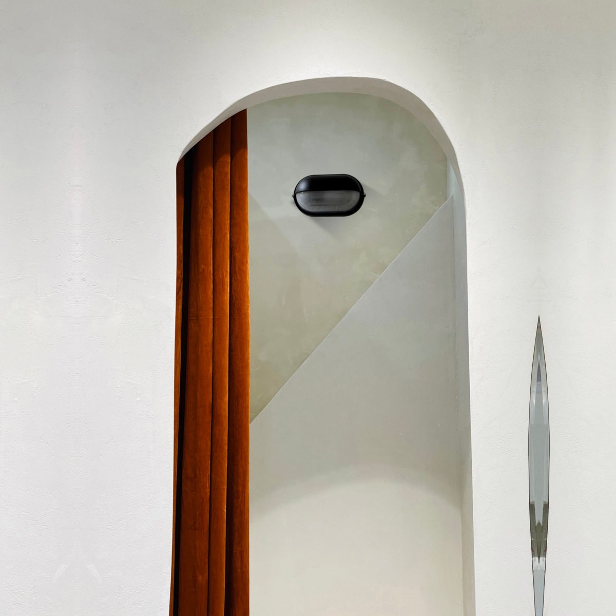 Applique extérieure ovale à diffuseur en verre rainuré