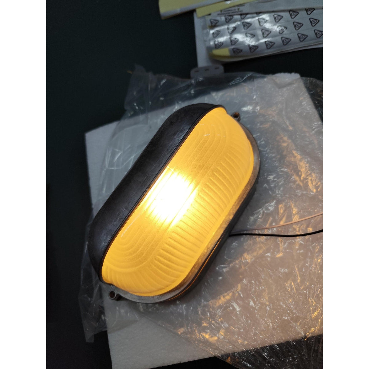Applique extérieure ovale à diffuseur en verre rainuré