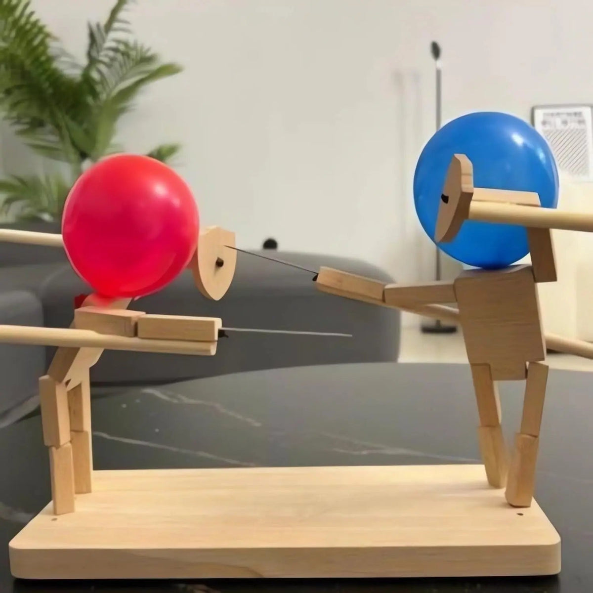 Jeu de duel en bois avec marionnettes et ballons