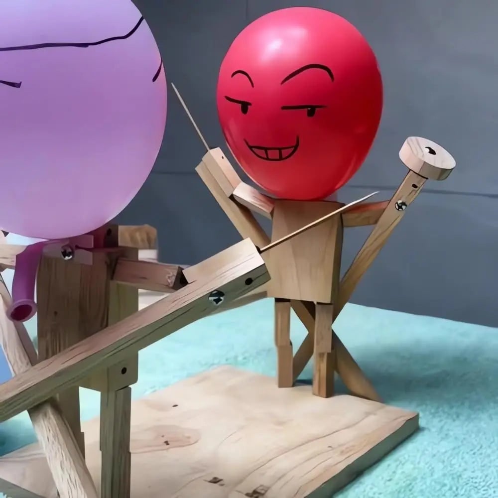 Jeu de duel en bois avec marionnettes et ballons