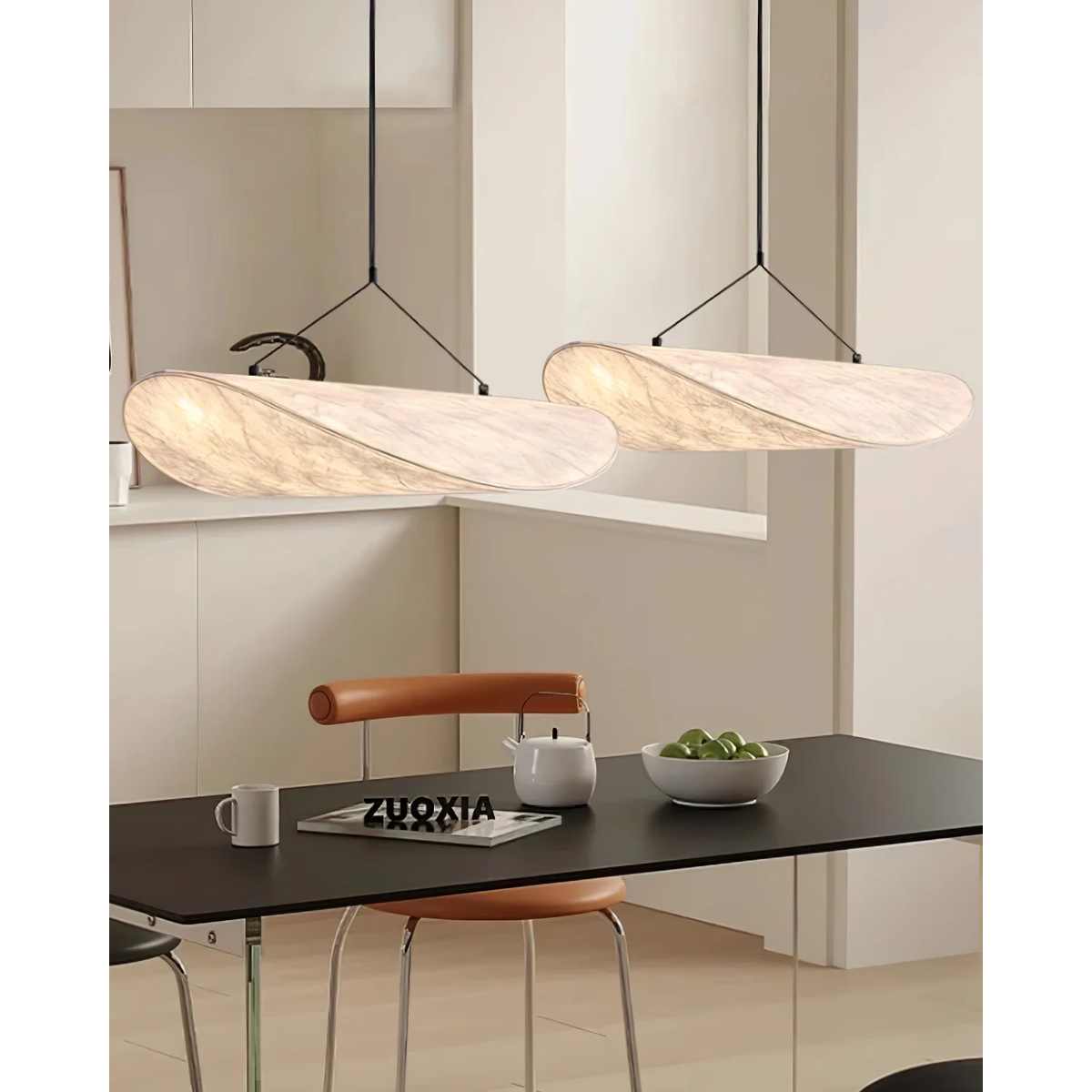 Suspension à abat-jour ondulé et lumière diffuse