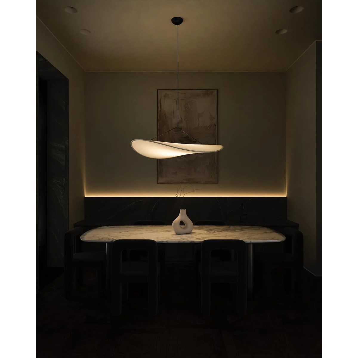 Suspension à abat-jour ondulé et lumière diffuse
