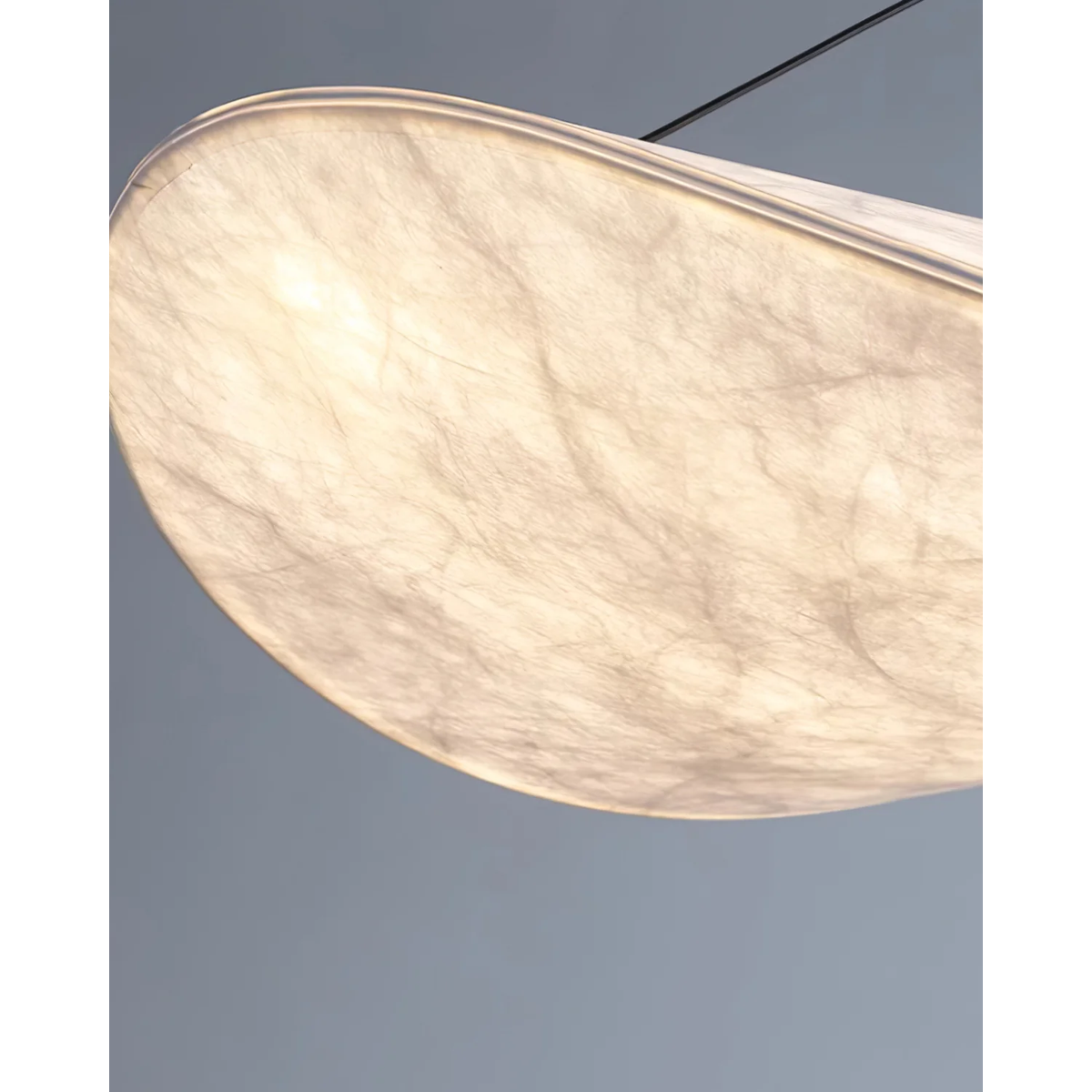 Suspension à abat-jour ondulé et lumière diffuse