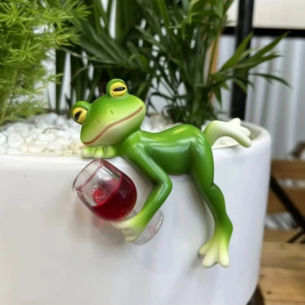 Figurine grenouille en résine à suspendre sur un pot