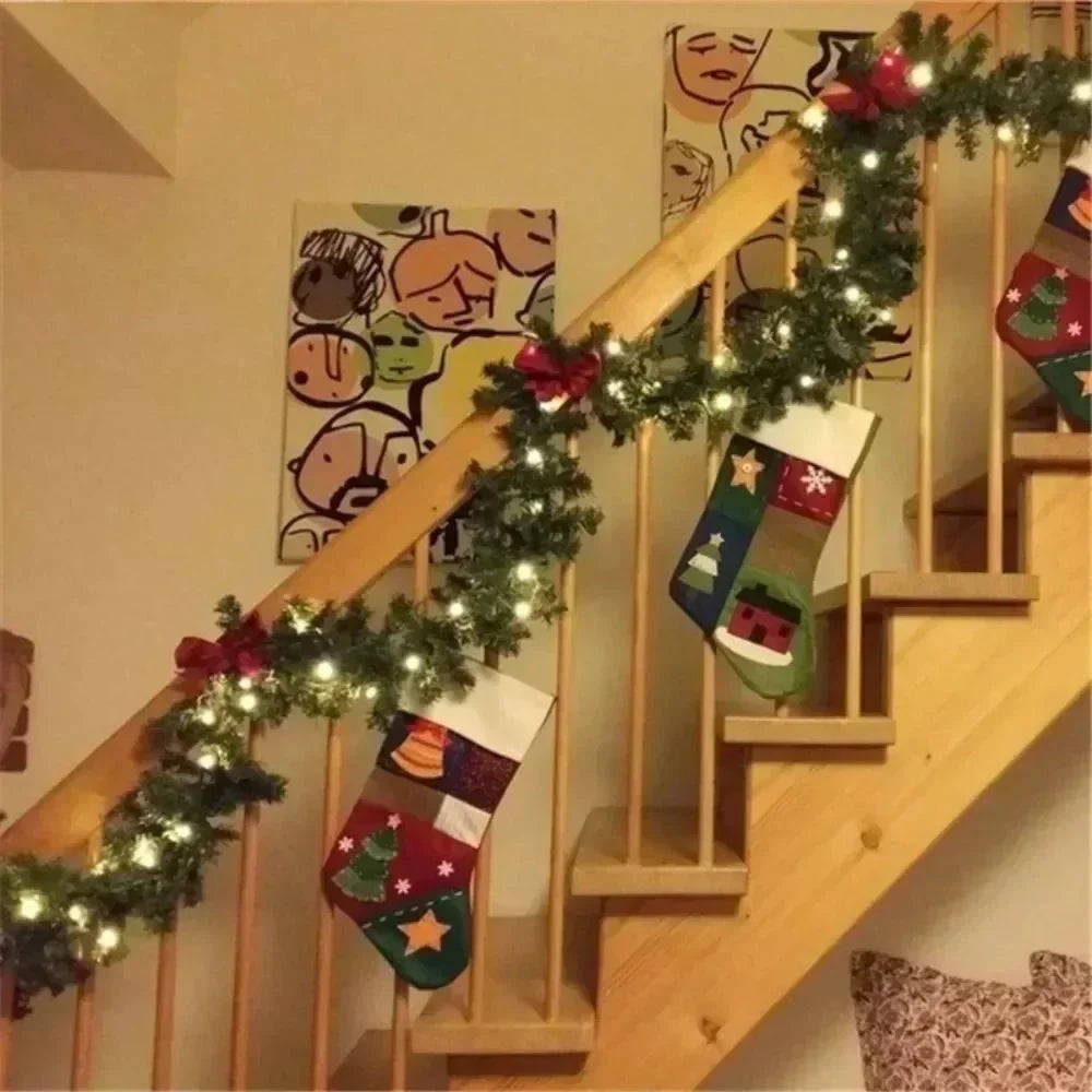Guirlande de Noël lumineuse avec fleurs et ornements